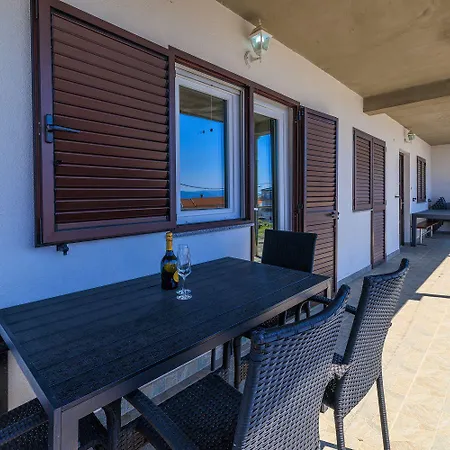 Apartman Idyllisches Studio-apartment Mit Meerblick, Privatparkplatz, Klima, Wifi Crikvenica